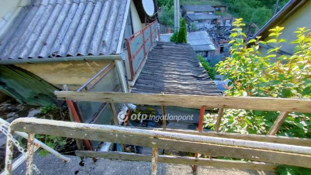 Eladó családi ház, Pécsett 30 M Ft, 1+3 szobás