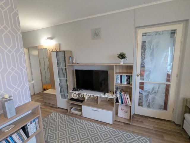 Eladó panellakás, Szolnokon 34.9 M Ft, 2 szobás