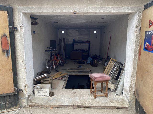 Eladó garázs, Komlón, Alkotmány utcában 4.3 M Ft