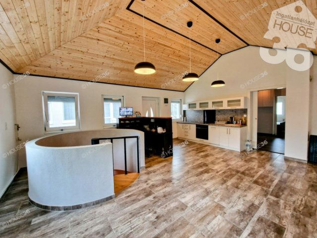 Eladó családi ház, Balatonbogláron 840 M Ft, 17 szobás