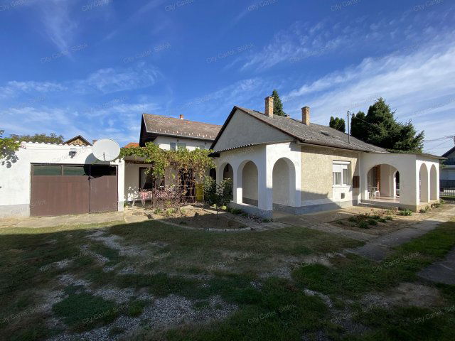 Eladó családi ház, Balatonbogláron 72.9 M Ft, 5+1 szobás