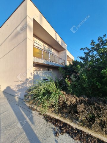 Eladó családi ház, Ajkán 50 M Ft, 5 szobás