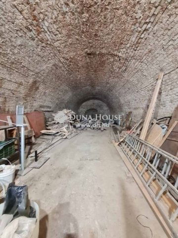 Eladó családi ház, Budapesten, III. kerületben 269.99 M Ft