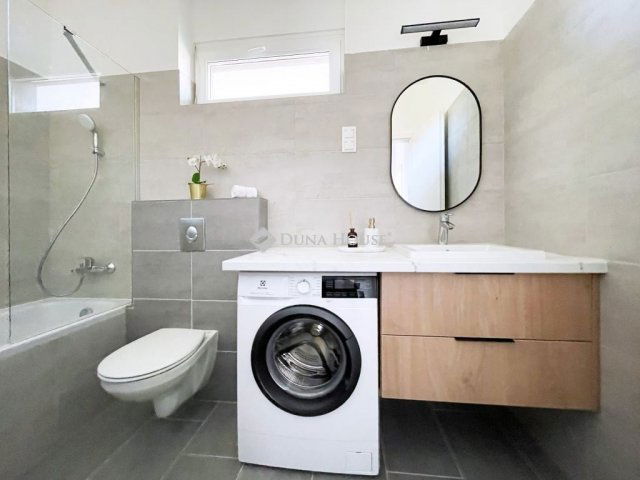 Eladó téglalakás, Budapesten, III. kerületben 138.6 M Ft