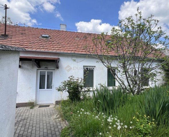 Eladó családi ház, Veszprémben 36.9 M Ft, 2 szobás