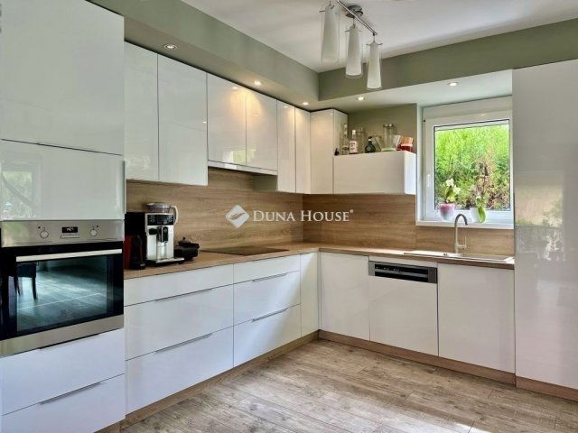 Eladó családi ház, Pécsett 250 M Ft, 9 szobás