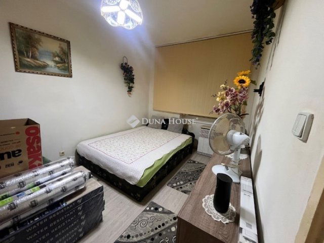 Eladó téglalakás, Pécsett 29 M Ft, 2 szobás