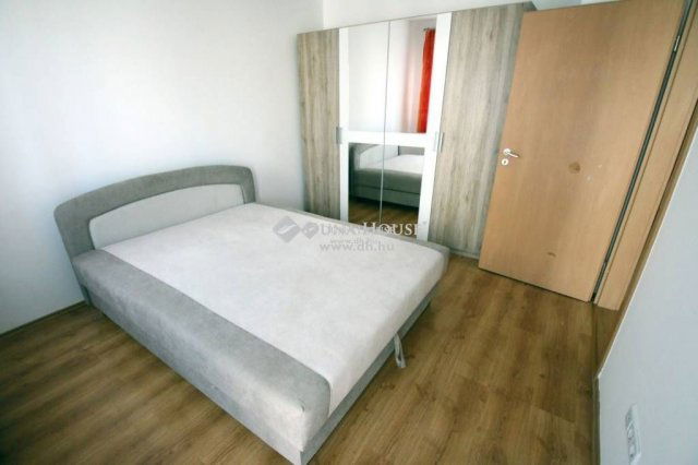 Kiadó téglalakás, albérlet, Pécsett 140 E Ft / hó, 2 szobás