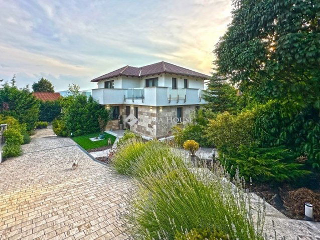 Eladó családi ház, Szentendrén 395.9 M Ft, 6 szobás