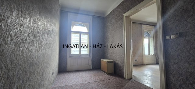 Eladó téglalakás, Budapesten, VIII. kerületben, Luther utcában