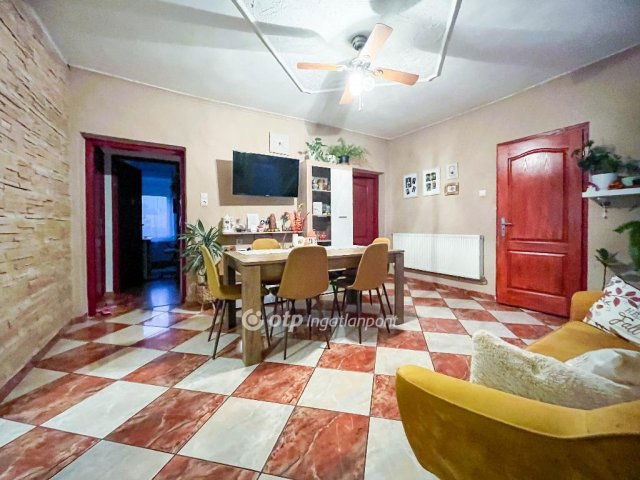 Eladó családi ház, Tápszentmiklóson 64.9 M Ft, 5 szobás