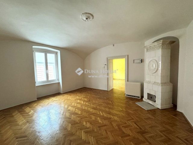 Eladó családi ház, Egerben 218 M Ft, 8 szobás