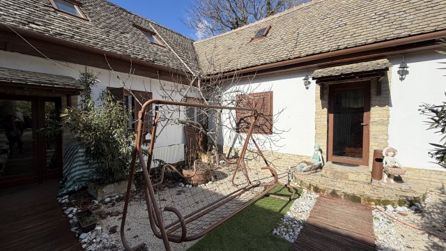 Eladó hotel, Baján 145 M Ft, 10 szobás / költözzbe.hu