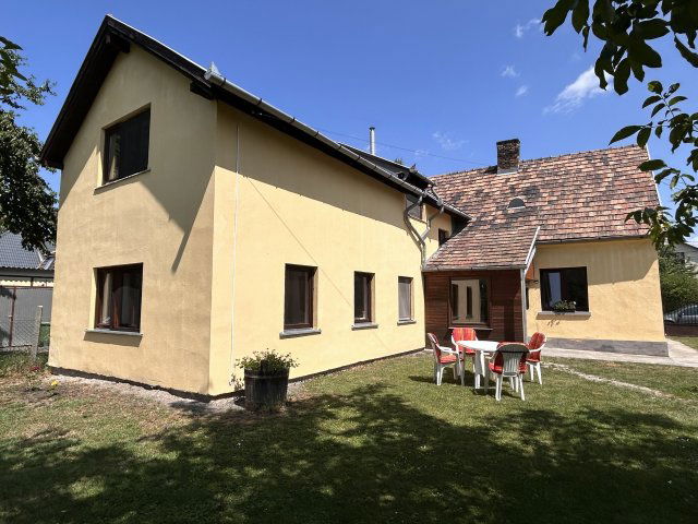 Eladó családi ház, Komáromban 110 M Ft, 5 szobás