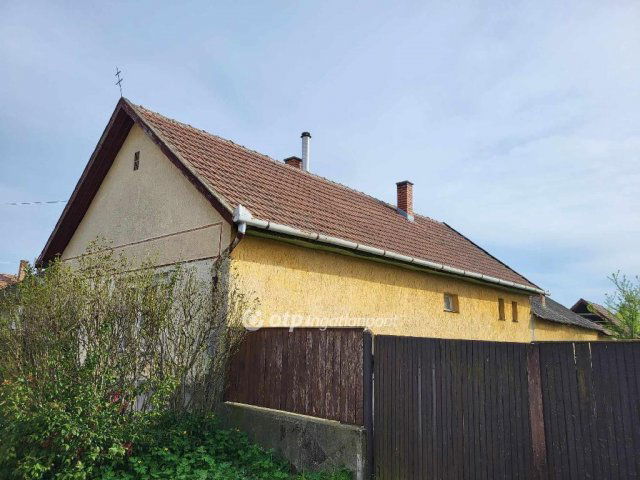 Eladó családi ház, Jászfényszarun 19.5 M Ft, 2 szobás