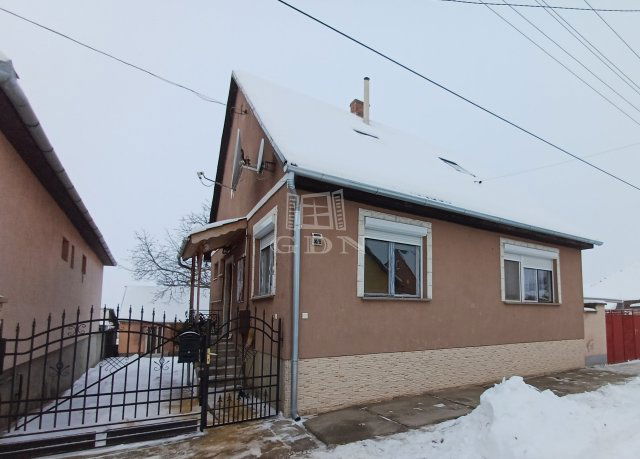 Eladó családi ház, Baján 58 M Ft, 4+1 szobás