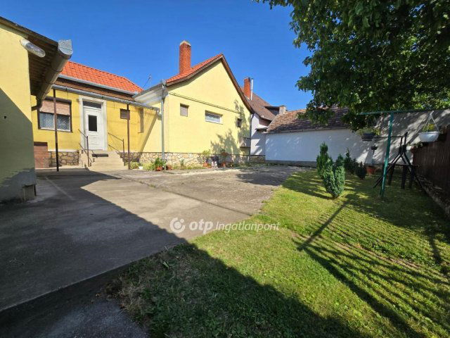 Eladó családi ház, Pápán 52 M Ft, 5+1 szobás