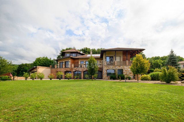 Eladó családi ház, Nőtincsen 628 M Ft, 8 szobás