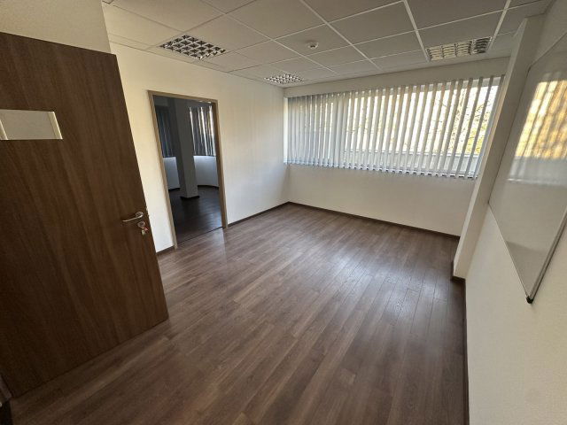 Kiadó iroda, Várpalotán, Szent István úton 147 E Ft / hó