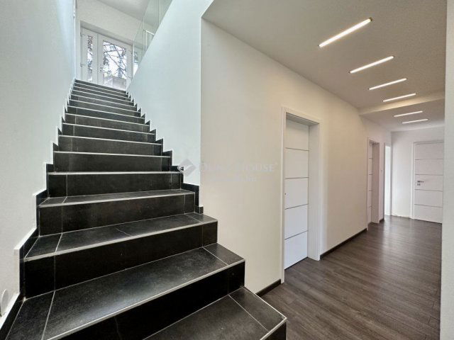 Eladó családi ház, Pécsett 349 M Ft, 5 szobás