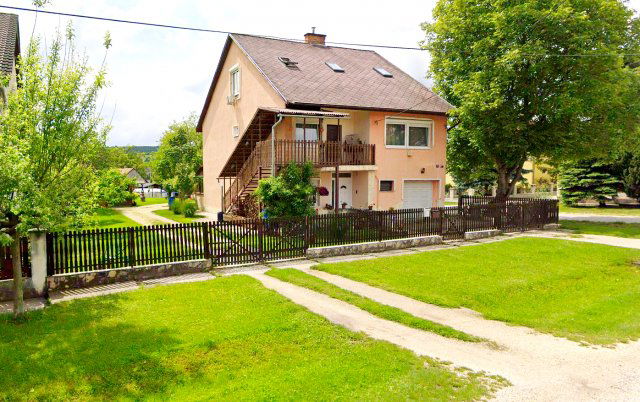 Eladó családi ház, Etyeken 97.9 M Ft, 5 szobás
