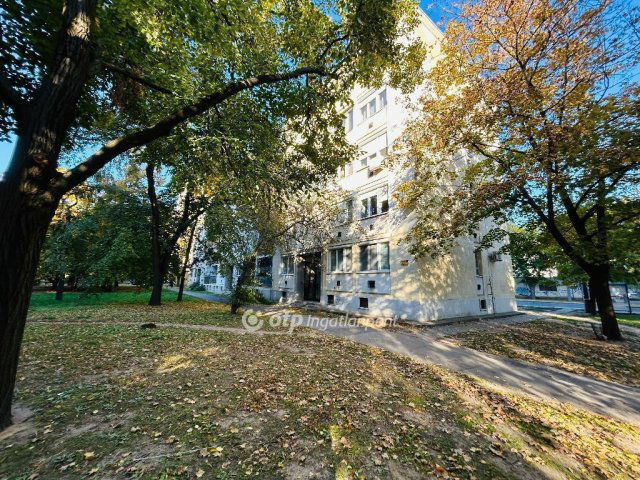 Eladó panellakás, Debrecenben 49.5 M Ft, 2+1 szobás