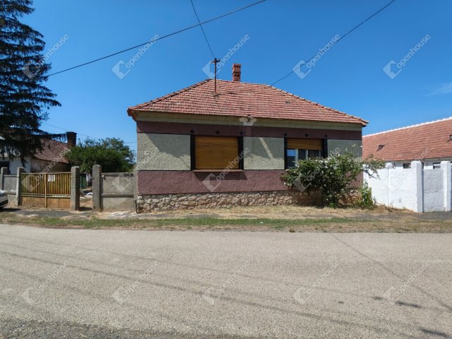 Eladó családi ház, Pápocon 16.9 M Ft, 2 szobás