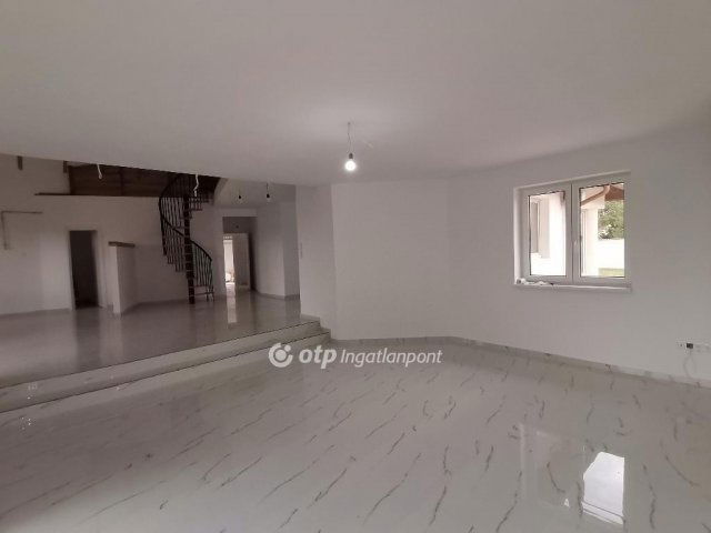 Eladó nyaraló, Medgyesegyházán 81 M Ft, 4 szobás
