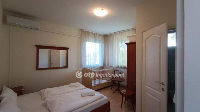 Eladó nyaraló, Balatonbogláron 265 M Ft, 8 szobás