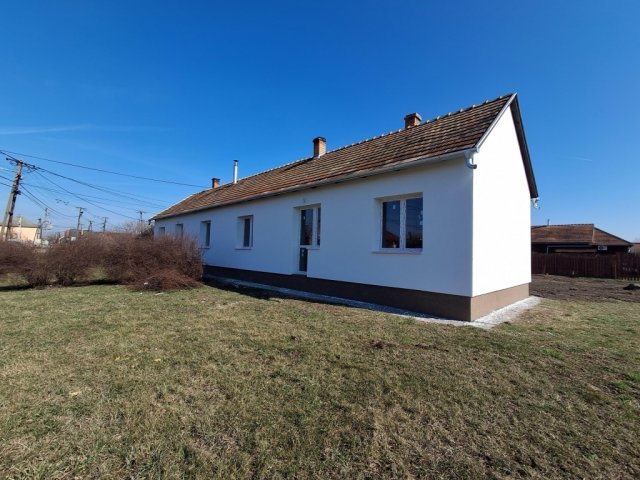 Eladó téglalakás, Komáromban 41.5 M Ft, 3+1 szobás