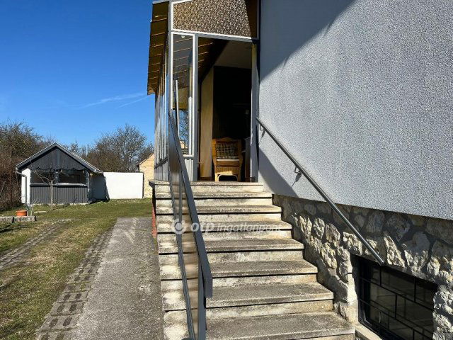 Eladó családi ház, Nyirádon 124.99 M Ft, 4 szobás