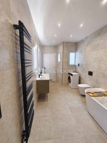 Eladó téglalakás, Pécsett 94 M Ft, 4 szobás