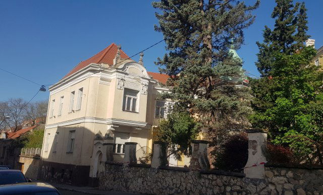 Eladó családi ház, Pécsett 184 M Ft, 6+3 szobás