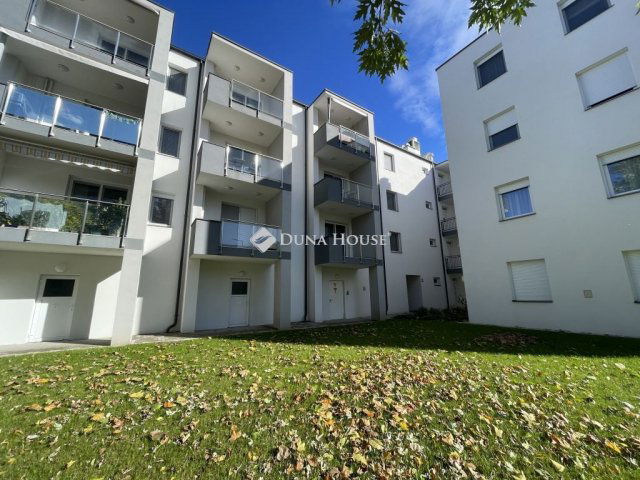 Eladó téglalakás, Tatán 88 M Ft, 4 szobás