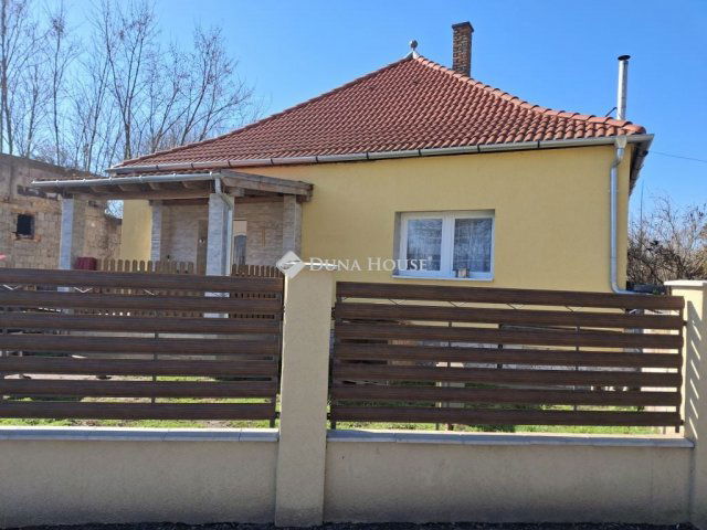 Eladó családi ház, Bicskén 32.1 M Ft, 3 szobás