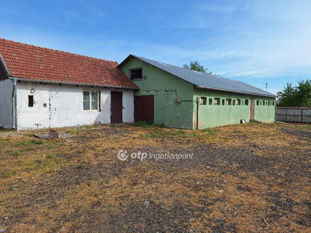 Eladó családi ház, Abádszalókban 19.5 M Ft, 4+2 szobás