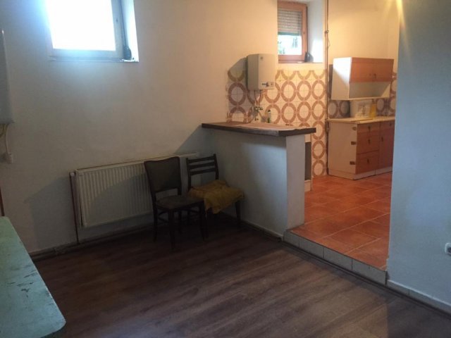 Kiadó iroda, Tatán 150 E Ft / hó, 4 szobás