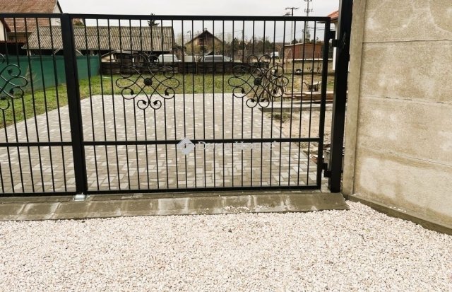 Eladó családi ház, Bugyin 130 M Ft, 4 szobás