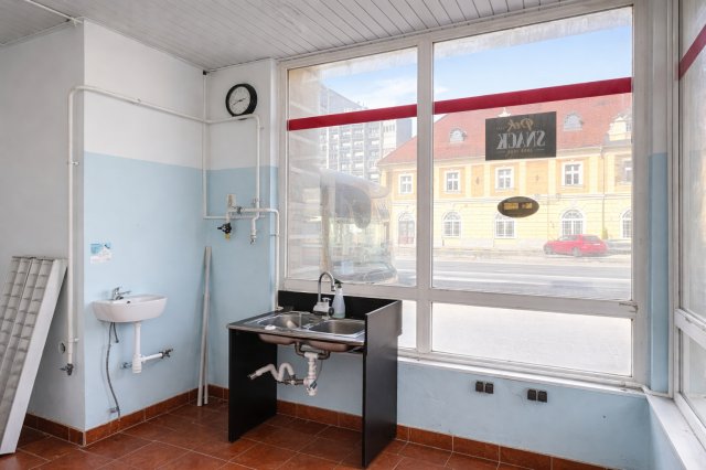 Eladó üzlethelyiség, Tatán 21.5 M Ft, 1 szobás