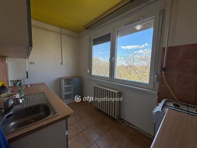 Eladó panellakás, Békésen 13.5 M Ft, 2 szobás