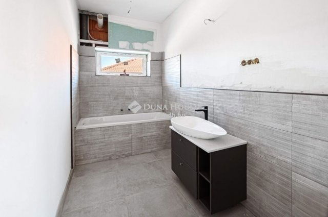 Eladó ikerház, Pécelen 132.9 M Ft, 6 szobás