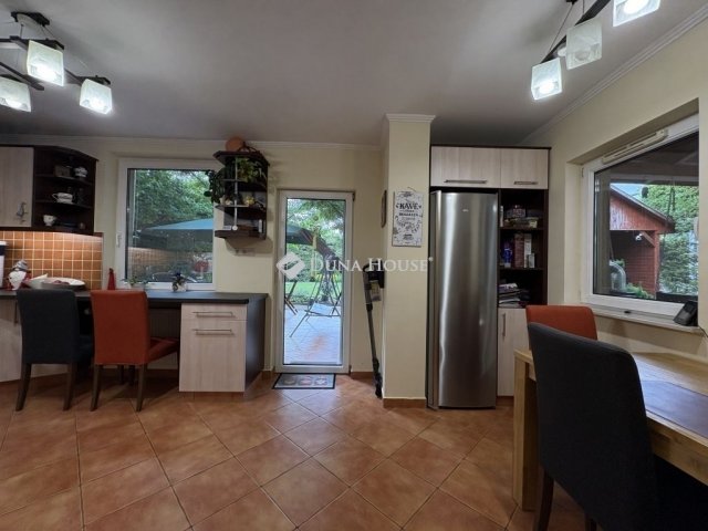 Eladó családi ház, Felsőpakonyban 152.5 M Ft, 5 szobás