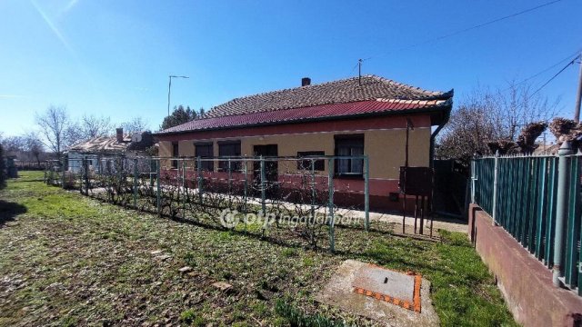 Eladó családi ház, Kisújszálláson 16 M Ft, 2 szobás