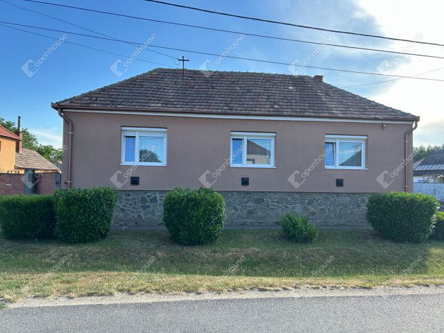 Eladó családi ház, Répcelakon 47 M Ft, 5 szobás