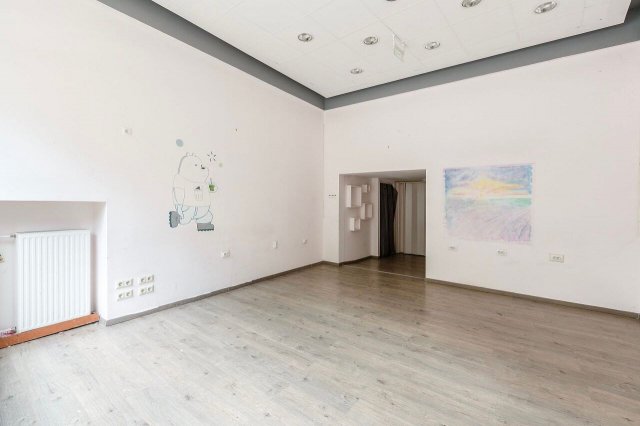 Kiadó üzlethelyiség, Debrecenben 400 E Ft / hó