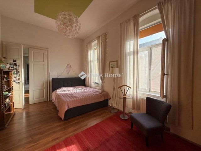 Eladó téglalakás, Pécsett 145 M Ft, 3 szobás