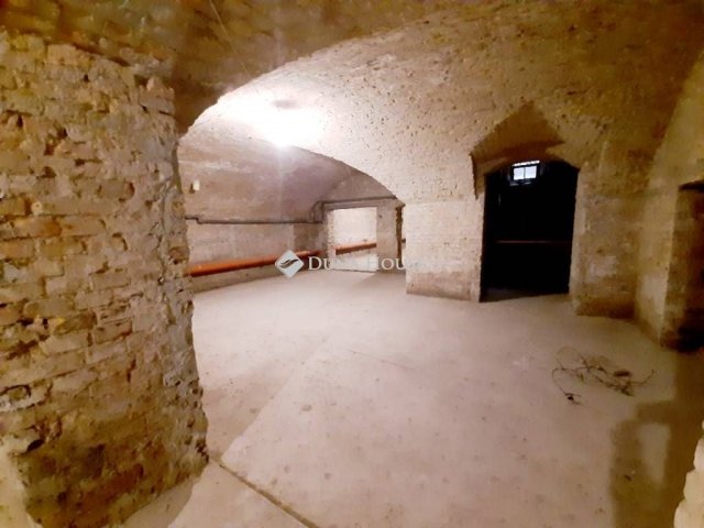 Eladó üzlethelyiség, Budapesten, VI. kerületben 120 M Ft