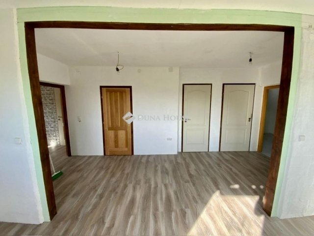 Eladó családi ház, Mecseknádasdon 0.119 M Ft, 6 szobás
