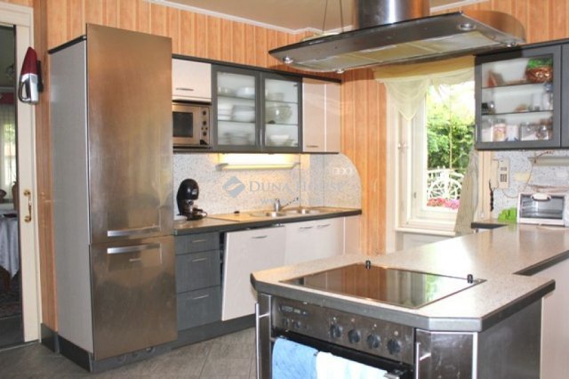 Eladó családi ház, Üllőn 303 M Ft, 12 szobás