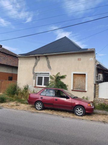 Eladó családi ház, Komáromban 55 M Ft, 3 szobás